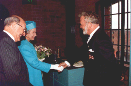  Des talking to Her Majesty 